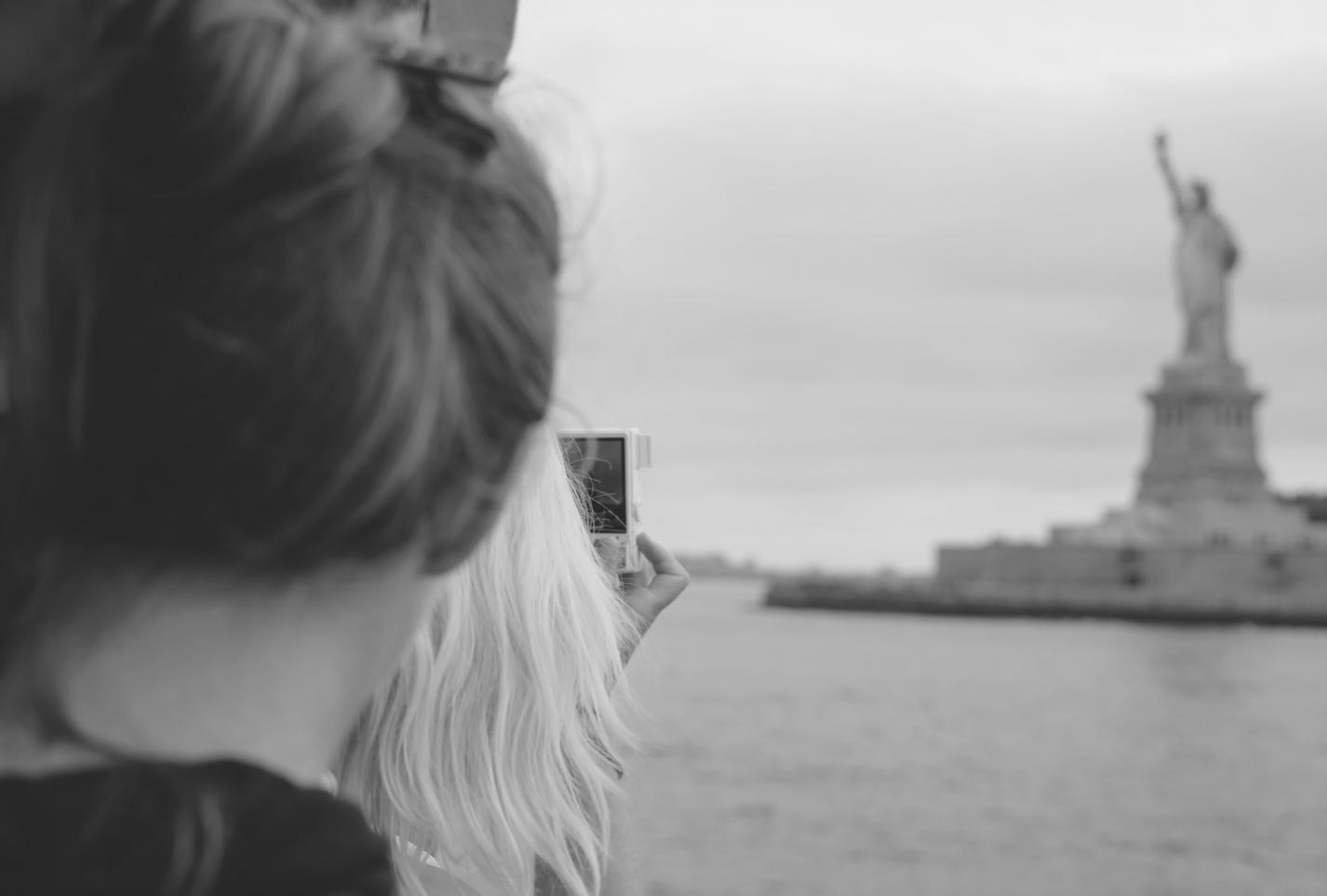 Dokumentarfotograf bei der Arbeit in authentischer Umgebung